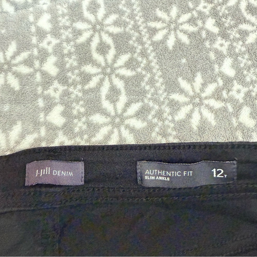 NWOT J. Jill Authentic Fit Slim Ankle Jeans In Black Ankle Button Detail 12 Tall - Picture 6 of 11